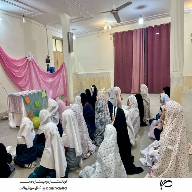 اهدای پیک نماز و برپایی نماز جماعت دانش آموزان پایه‌ی سوّم-۲۳ آذر ۱۴۰۳